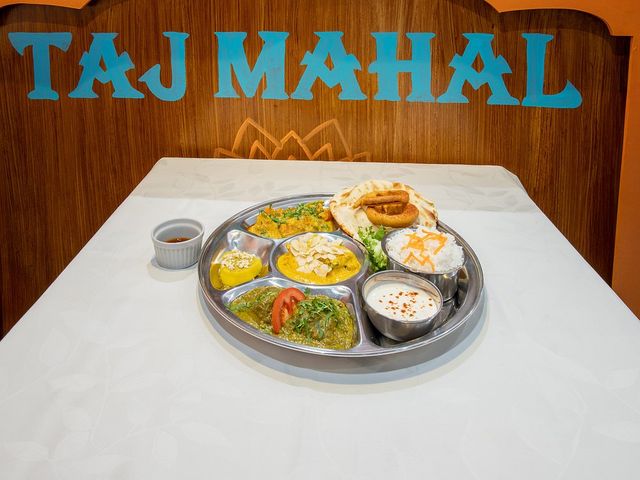TAJ MAHAL LA ROCHE Thali indien mix au restaurant TAJ MAHAL — La Roche-sur-Yon